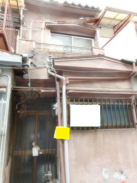 雨漏りしている連棟売却＜東大阪市出雲井本町＞の写真