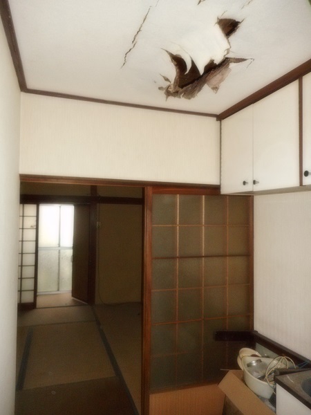 雨漏りしている空き家の長屋売却＜東大阪市出雲井本町＞の写真