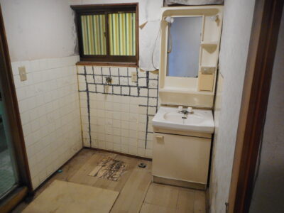 【築40年超の背の低いガレージ付戸建買取】