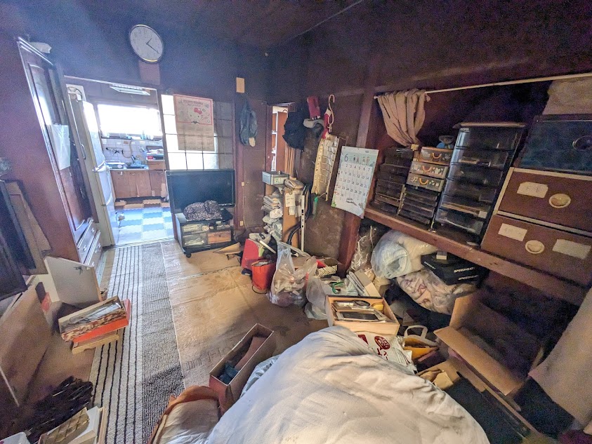 大量家財ありの長屋を現状のまま買取