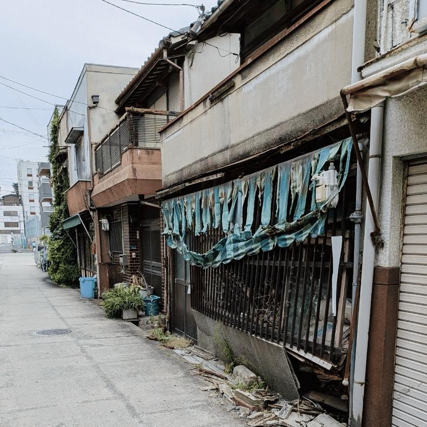 私の素朴な疑問！長屋の隣が【特定空き家】に指定されたら！？行政代執行で解体するとき切り離し承諾いるの？